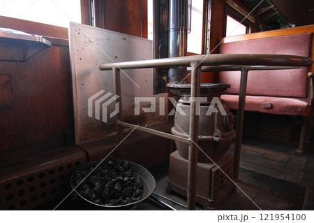 【津軽鉄道】オハフ33形〜ストーブ列車〜の車内（津軽鉄道線） 121954100