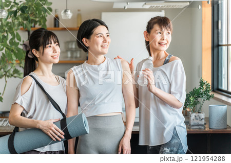 ヨガ教室でヨガウェアを着てトレーニングする女性達(ヨガ・ホットヨガ・エクササイズ) ヨガ教室でヨガウェアを着てトレーニングする女性達(ヨガ・ホットヨガ・エクササイズ) 121954288