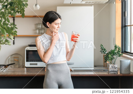 野菜ジュースを飲むスポーツウェア姿の若アジア人女性（便秘改善・むくみ予防・腸内環境） 121954335