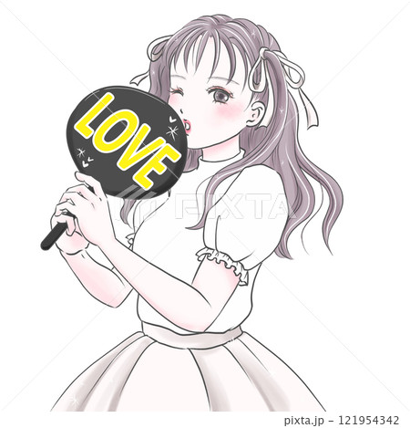 LOVEのうちわを持って推し活を楽しむ若い女性ホワイト 121954342