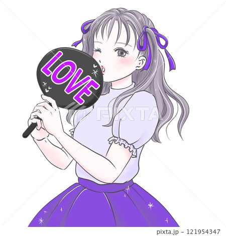 LOVEのうちわを持って推し活を楽しむ若い女性パープル LOVEのうちわを持って推し活を楽しむ若い女性パープル 121954347