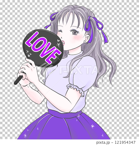 LOVEのうちわを持って推し活を楽しむ若い女性パープル LOVEのうちわを持って推し活を楽しむ若い女性パープル 121954347