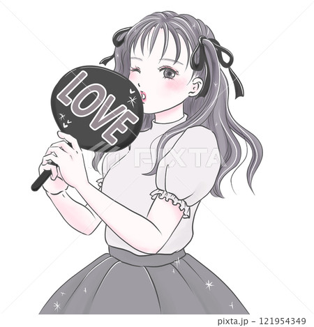 LOVEのうちわを持って推し活を楽しむ若い女性ブラック 121954349