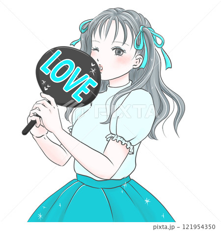 LOVEのうちわを持って推し活を楽しむ若い女性ターコイズブルー 121954350