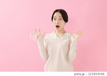 驚く女性 驚く女性 121954540