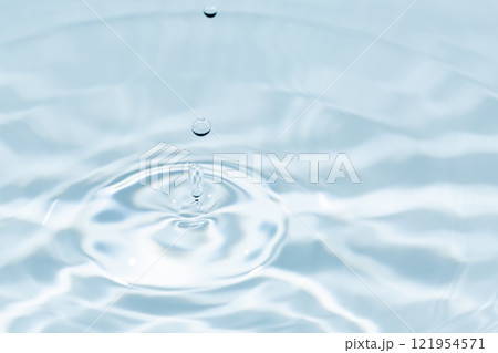 水面に落ちる水滴. 水面に落ちる水滴. 121954571