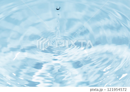 水面に落ちる水滴. 水面に落ちる水滴. 121954572