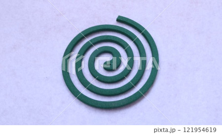 蚊取り線香の渦巻き、白背景 121954619