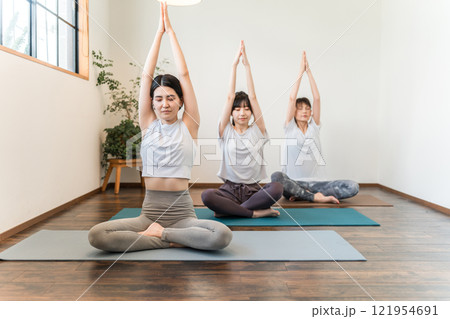 ヨガスタジオ・ヨガ教室でヨガ・ピラティスをする女性達（スポーツジム） 121954691