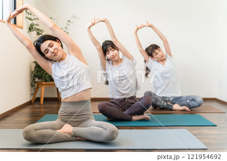 ヨガスタジオ・ヨガ教室でヨガ・ピラティスをする女性達（スポーツジム） 121954692