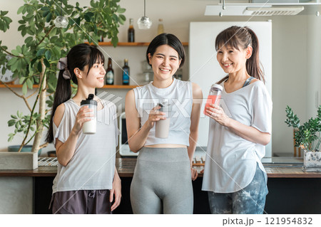 運動後にプロテインを飲む運動時にプロテイン・EAAを飲むトレーニング仲間の女性仲間の女性 121954832