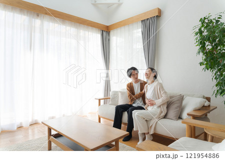 体調不良の妻と心配する夫 体調不良の妻と心配する夫 121954886