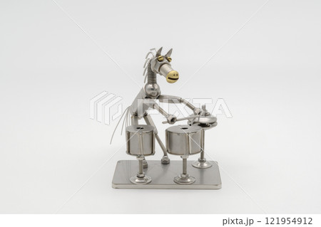 ドラムを叩く馬のフィギア・メタルフィギア 121954912