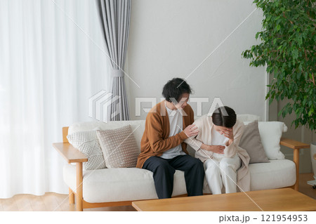 体調不良の妻と心配する夫 121954953