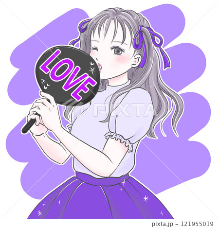 LOVEのうちわを持って推し活を楽しむ若い女性パープル背景有 LOVEのうちわを持って推し活を楽しむ若い女性パープル背景有 121955019