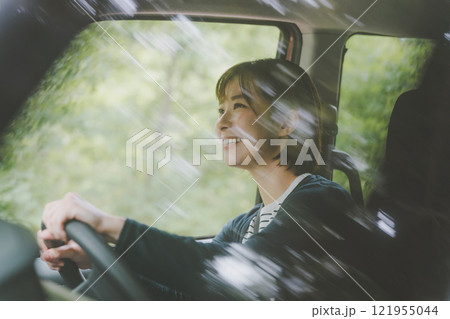 女性の一人ドライブ 121955044