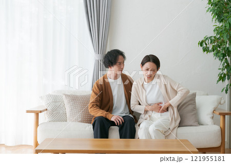 体調不良の妻と心配する夫 121955181