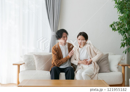 体調不良の妻と心配する夫 体調不良の妻と心配する夫 121955182