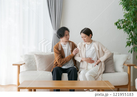 体調不良の妻と心配する夫 体調不良の妻と心配する夫 121955183