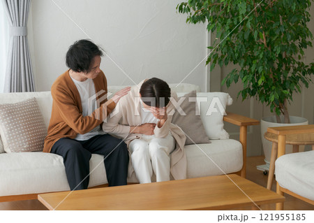 体調不良の妻と心配する夫 121955185