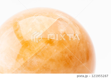 美しいオレンジカルサイトの丸玉のクローズアップ 121955287