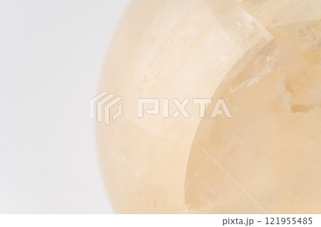 美しいゴールデンカルサイトの丸玉のクローズアップ 121955485
