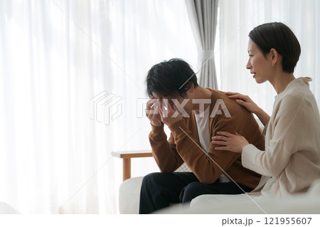 落ち込む若い夫婦 落ち込む若い夫婦 121955607