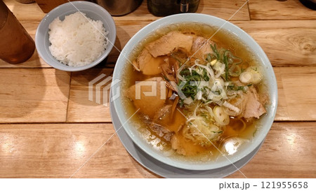 叉焼の乗った醤油ラーメンとご飯 121955658