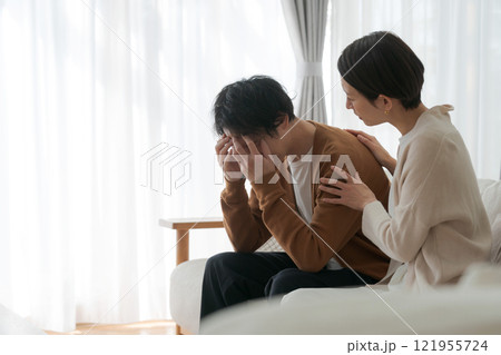 落ち込む夫と励ます妻 落ち込む夫と励ます妻 121955724