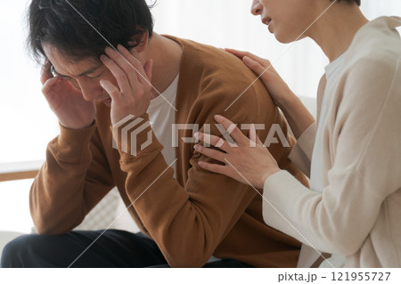 落ち込む夫と励ます妻 落ち込む夫と励ます妻 121955727