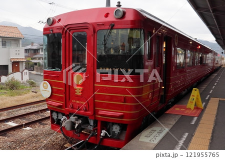 伊予大洲駅で停車中の伊予灘ものがたり車両(1号車) 伊予大洲駅で停車中の伊予灘ものがたり車両(1号車) 121955765