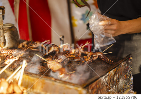 お祭り　イカ焼きの屋台　調理風景 121955786