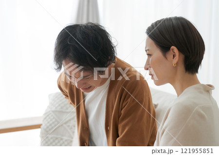 落ち込む夫と励ます妻 121955851