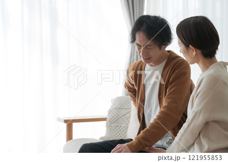 落ち込む夫と励ます妻 121955853