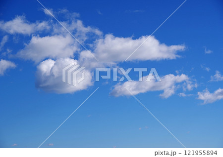 青空に浮かぶ白い雲 青空に浮かぶ白い雲 121955894