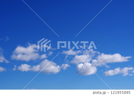 青空に浮かぶ白い雲 青空に浮かぶ白い雲 121955895