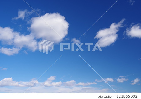 青空に浮かぶ白い雲 121955902