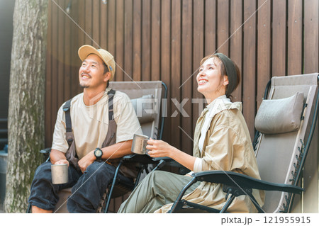夫婦でキャンプ・グランピング・別荘・民泊を楽しむ夫婦・カップル 121955915