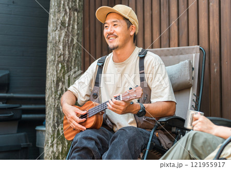 夫婦でキャンプ・グランピング・別荘・民泊を楽しむ夫婦・カップル 121955917