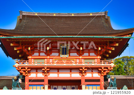 京都 伏見稲荷大社 美しい楼門と狛狐　(京都市伏見区) 121955920