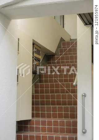 レトロな雑居ビルのタイル張りの古びた階段 レトロな雑居ビルのタイル張りの古びた階段 121955974