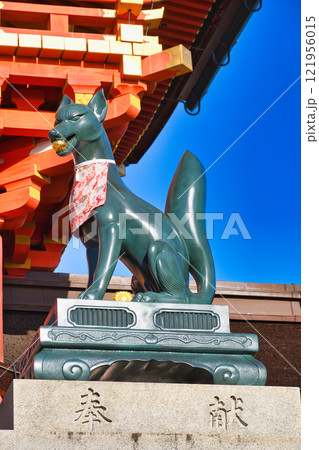 京都 伏見稲荷大社　狛狐（京都府京都市伏見区） 121956015