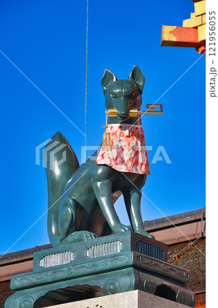 京都 伏見稲荷大社　狛狐（京都府京都市伏見区） 121956055