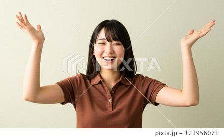 伸びをする若い女性、やったー、万歳 伸びをする若い女性、やったー、万歳 121956071