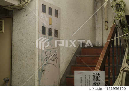 薄汚れた雑居ビルのエントランス階段 グランジ 薄汚れた雑居ビルのエントランス階段 グランジ 121956190