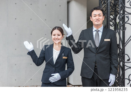 ホテルで働くスーツ姿のコンシェルジュ・ホテルマン・ホテリエ・ウェディングプランナーの男女 ホテルで働くスーツ姿のコンシェルジュ・ホテルマン・ホテリエ・ウェディングプランナーの男女 121956235