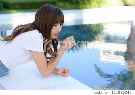 プールサイドにたたずむ女性 プールサイドにたたずむ女性 121956243