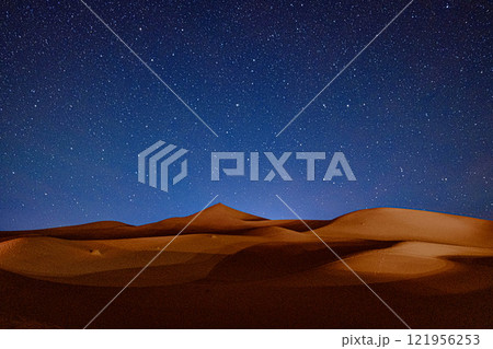 サハラ砂漠の砂丘と満天の星空 121956253
