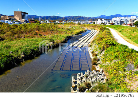 萩原橋/浅川より上流/八王子市役所方面を望む(東京都八王子市)【2024.11】 萩原橋/浅川より上流/八王子市役所方面を望む(東京都八王子市)【2024.11】 121956765