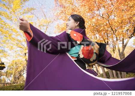成人式前撮りイメージ　着物姿で舞う若い女性 121957008